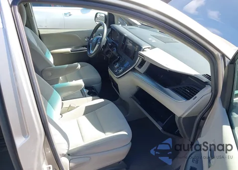 2016 Toyota Sienna Le 8 Passenger z USA, uszkodzony, nr VIN 5TDKK3DC3GS735927